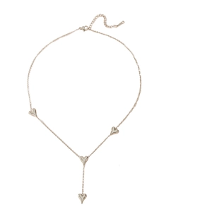 Détail de la chevillère en argent avec quatre pendentifs cœur et fermoir homard