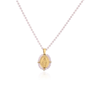 Makroaufnahme der goldenen Jungfrau Maria Kette mit rosa Perlen und religiöser Gravur