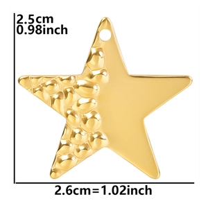 Détail du pendentif étoile plaqué or 18k montrant les dimensions et la double texture