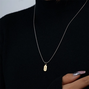 Collana minimalista con pendente ovale dorato e lettera I in zirconi su catena argento