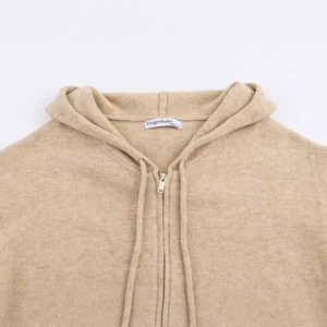 Damen Strickjacke mit Kapuze in Beige mit silbernem Metallreißverschluss und Kordelzug
