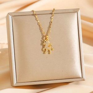 Elegante collana con ciondolo a unicorno dorato e diamanti su sfondo di seta pura