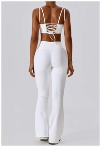 Détails du dos d'un ensemble de yoga côtelé blanc avec débardeur à brides et pantalon