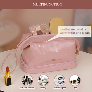 Wasserdichte rosa Leder Kulturtasche zweilagig mit Wassertropfen auf der Oberfläche