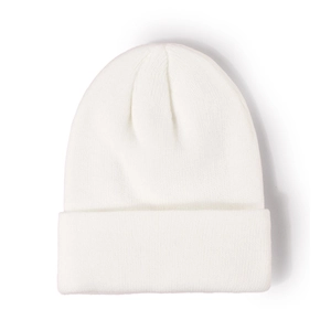 Détail du bonnet en maille côtelée blanche pour enfants avec revers et texture douce