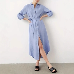Dettaglio dell'abito a camicia azzurro che mostra la trama del tessuto e il laccio