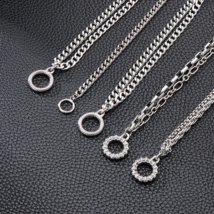 Cinq styles de bracelets punk en acier inoxydable avec boucle OT sur fond en cuir noir