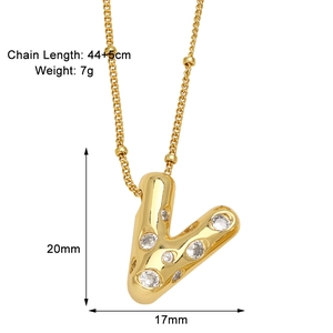 Détail du collier avec pendentif Lettre V plaqué or 18 carats et oxydes de zirconium