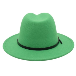 Detailansicht eines hellgrünen Fedoras aus Filz mit schwarzem Lederband und feiner Textur
