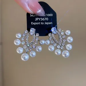 Französische Vintage-Ohrringe aus S925 Silber mit Perlen und Zirkonia auf Displaykarte