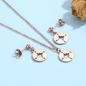 Détails de l'ensemble collier et boucles d'oreilles boussole or rose avec gravure