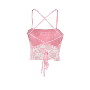 Detail eines rosa Spitzen-Camisole-Tops mit Blumenmustern und überkreuzten Rückenträgern
