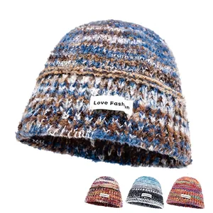 Kleurrijke gebreide vissershoed voor dames met kleurverloop en Love Fashion-patch erop
