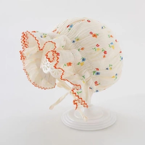 Chapeau de soleil floral pour bébé avec bordure rouge ondulée et dentelle ajourée