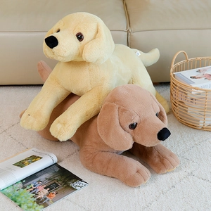 Realistische Labrador-Welpen aus Plüsch in Creme und Braun auf einem weichen Teppich