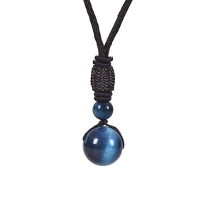 Gros plan d'un pendentif en pierre œil de chat bleue de 16mm avec cordon tressé noir