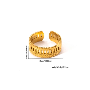 Dettaglio dell'anello in oro a geometria irregolare con dimensioni e peso indicati in foto
