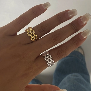 Minimalistischer Edelstahl-Gliederring in Gold und Silber am Finger getragen