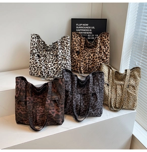 Detaillierte Anordnung von fünf Canvas-Taschen mit verschiedenen Leopardenmustern