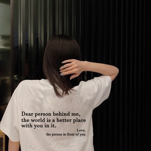 Détail d'un t-shirt blanc en coton avec impression de lettres noires inspirantes au dos