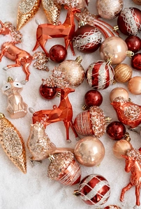 Détails de décorations de Noël de luxe avec paillettes rouges, dorées et rennes