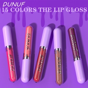 Primo piano dei tubetti di lucidalabbra idratante DUNUF 15 colori con tappi viola
