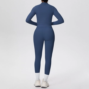 Vista posteriore del set da yoga blu scuro con leggings aderenti e giacca corta slim
