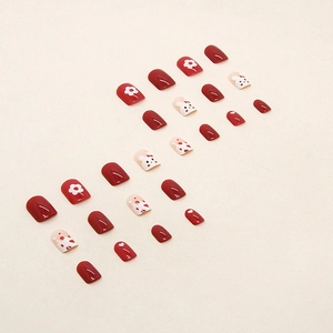 Unghie finte corte quadrate rosse e bianche con disegni di coniglietti e cuori