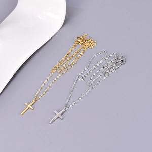 Colliers pendentifs croix minimalistes en or 18 carats et acier inoxydable doré et argenté