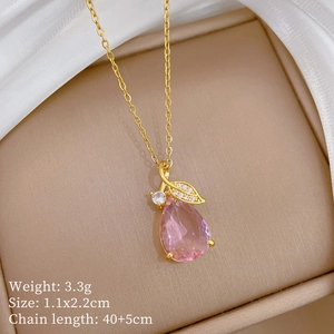 Détails du collier avec pierre rose en forme de poire et dimensions du produit