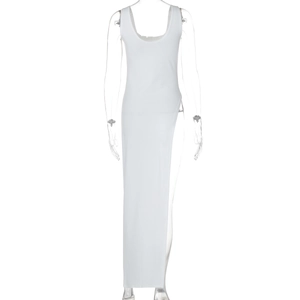 Détail de la fente latérale haute sur une robe longue blanche sans manches en jersey