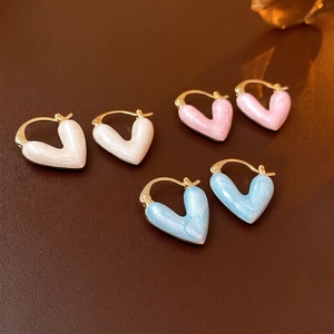 Trois paires de boucles d'oreilles créoles cœur plaquées or en émail marbré pastel