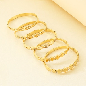 Detail von 5-teiligem 18K vergoldetem Armreif-Set mit funkelnden Zirkon-Steinen