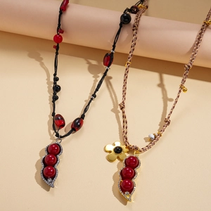 Collier bohème avec perles en acrylique et pendentif cosse de pois noir et kaki