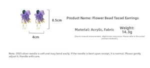 Détail de boucles d'oreilles fleur en dentelle violette avec perles, 8,5 cm x 4 cm