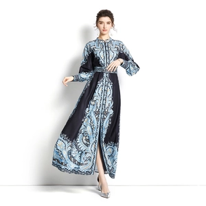 Elegante abito lungo in velluto blu navy con ricamo paisley, vestibilità slim e spacco