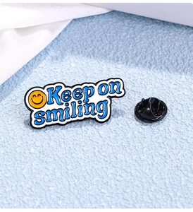 Spilla smaltata ispiratrice Keep on Smiling simpatica spilla in metallo decorazione