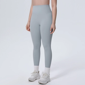 Detailansicht der hellgrauen High-Waist Yoga-Hose mit dehnbarem Stoff und Passform