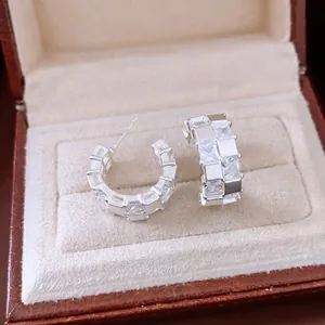 Boucles d'oreilles anneaux en argent plaqué or 18k avec zircons carrés sur boîte cuir