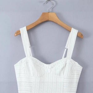 Robe à fleurs blanche élégante avec bordure en dentelle et nœud sur cintre en bois