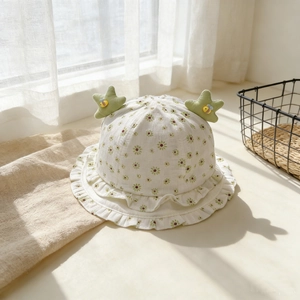 Chapeau de soleil pour bébé avec imprimé marguerite verte et détails étoile en coton