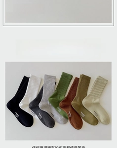 Makro-Detail bunter Baumwoll-Sportsocken mit hochelastischer, gerippter Texturstruktur