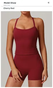 Modella indossa set yoga rosso ciliegia con pantaloncini e reggiseno sportivo