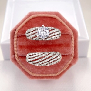 Detail van een zilveren ringenset met zirkonia in een roze fluwelen doosje