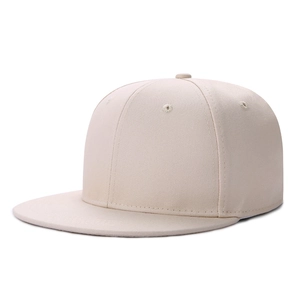 Vue latérale détaillée d'une casquette snapback en coton beige avec visière plate et 6 pans