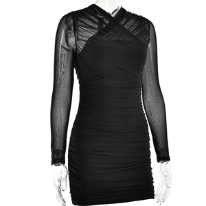 Détail des manches en résille et de la texture froncée sur une mini robe noire à manches longues