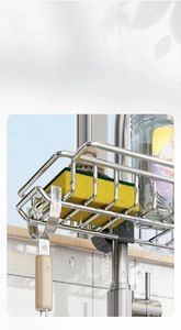 Vista ravvicinata del rack per rubinetto in acciaio inox con design a rete per spugne