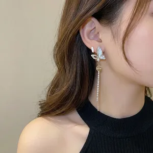Boucles d'oreilles papillon bleu asymétriques avec cristaux et pampilles en argent