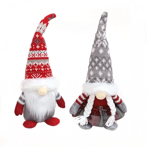 Paar Weihnachts-Strickwichtel mit weißen Bärten und Schneeflockenmustern für die Deko