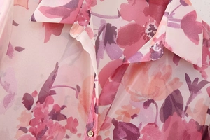 Dettaglio del colletto della camicia floreale con bottoni in chiffon rosa e viola